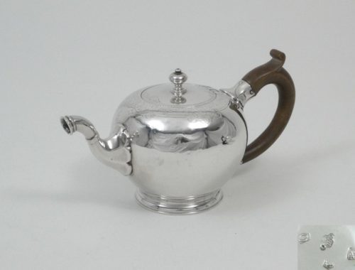 Frühe Englische Teekanne, Silber - Helga Matzke